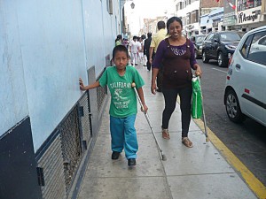 Arturo, accompagné de sa mère Gloria, sort de l'hôpital avec ses nouvelles bottines et essaie de marcher avec une seule béquille
