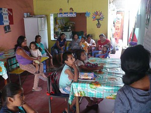 à El Porvenir, des mamans assistent au soutien scolaire de Nora